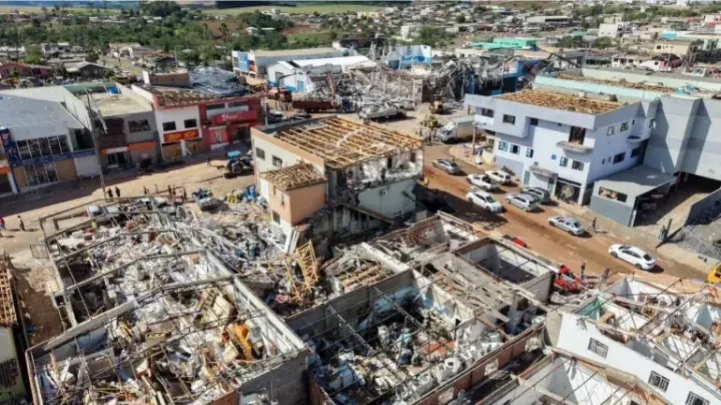 Lốc xoáy san phẳng một thị trấn ở Brazil